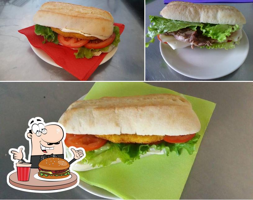 Prenditi un hamburger a Bar Caffetteria Del Corso