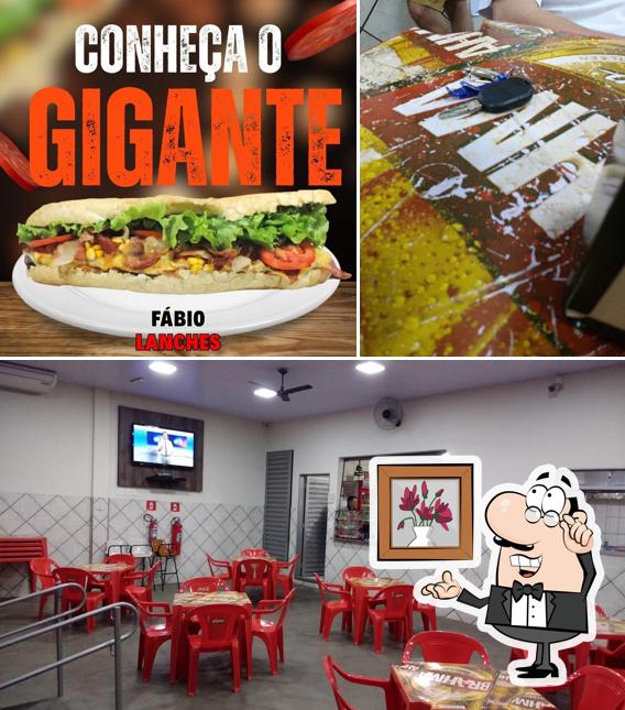 A imagem da interior e comida no Fábio Lanches