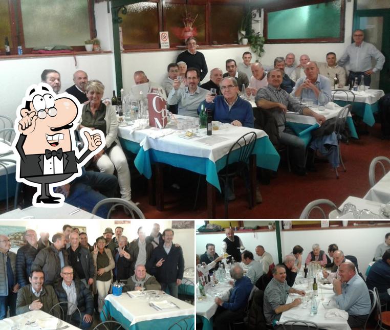 La interni e tavolo da pranzo del ristorante