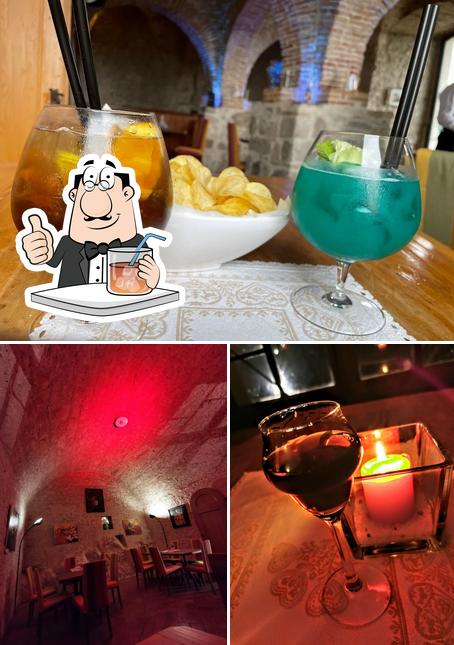 Guarda la immagine che mostra la bevanda e tavolo da pranzo di Bar Donatello