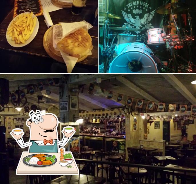La foto della cibo e bancone da bar di The Old Jesse