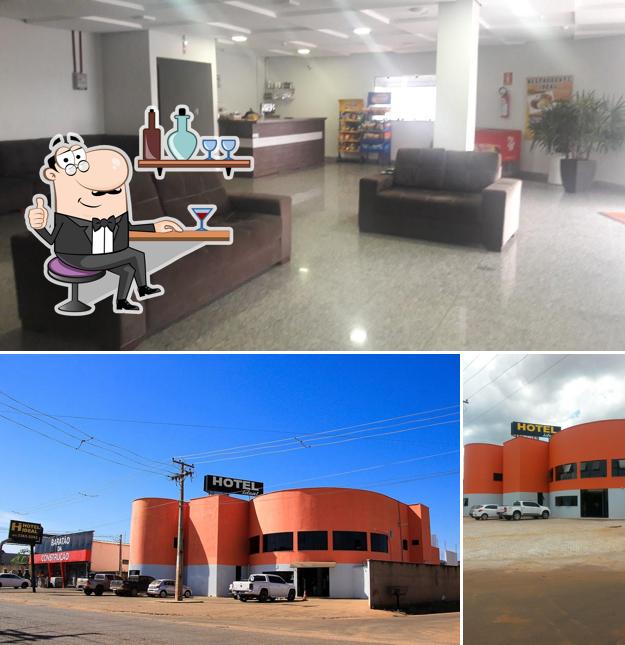 Sente em uma das mesas no Hotel Ideal Porto Nacional