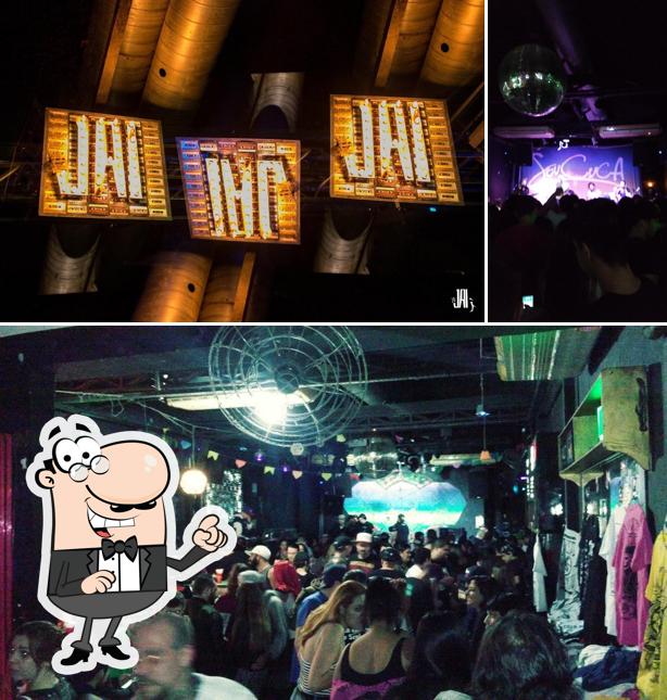 O interior do Jai Club