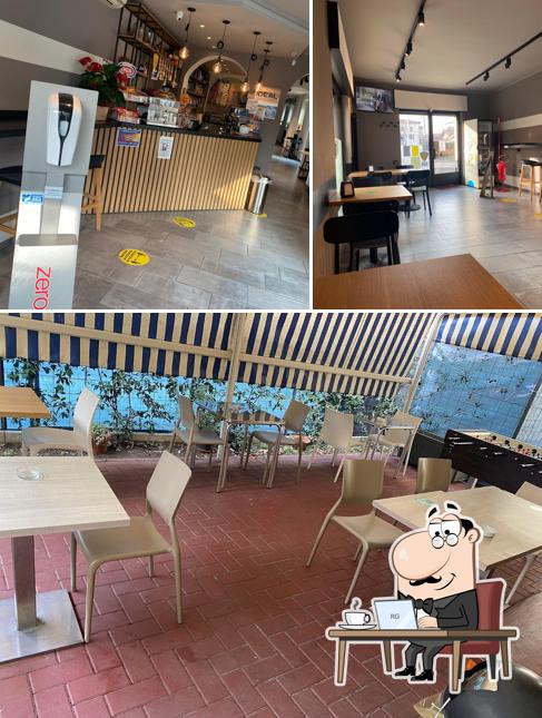 Gli interni di Ideal Gusto Caffe Last Bar