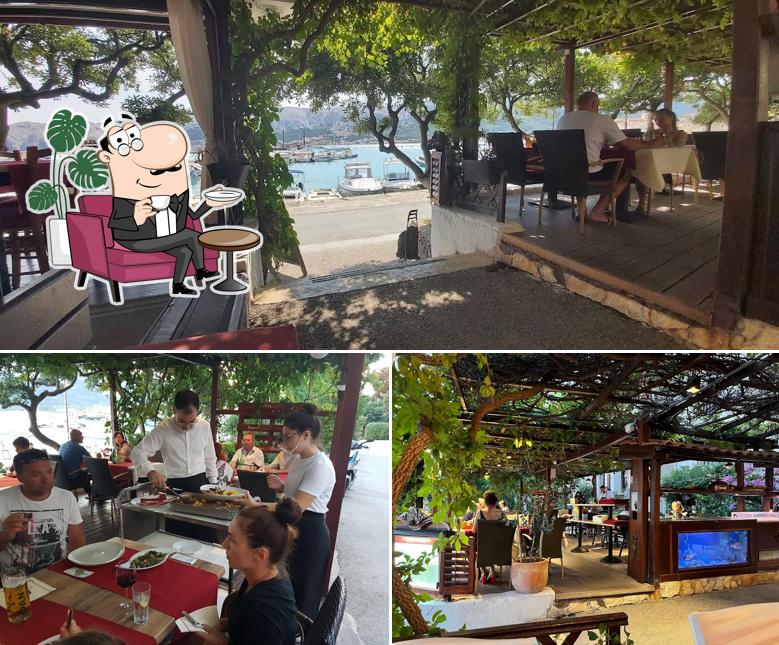 Siediti a un tavolo di Franica