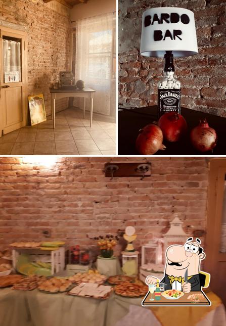 Tra le diverse cose da Bardo Bar si possono trovare la cibo e interni