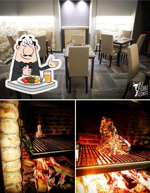 La cibo e tavolo da pranzo del ristorante