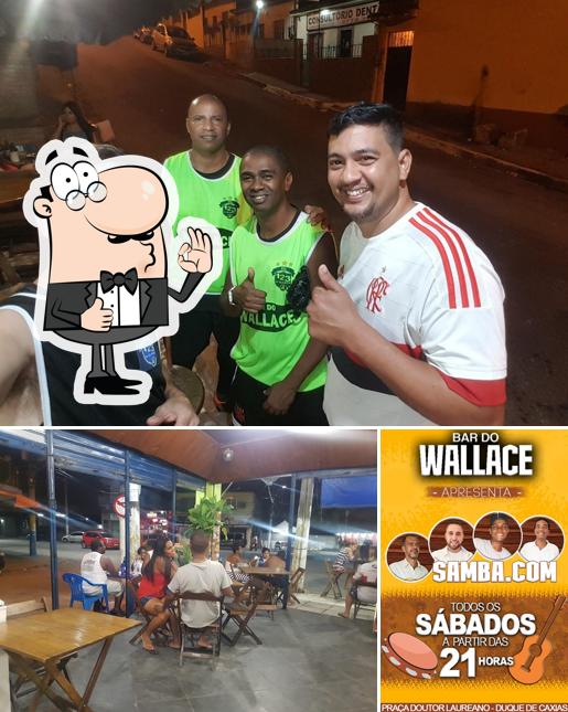 Look at the picture of Bar do Wallace
