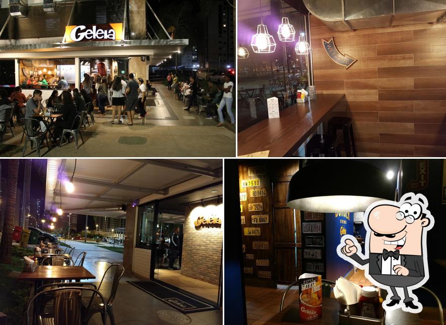 Sente em uma das mesas no Geléia Hamburgueria