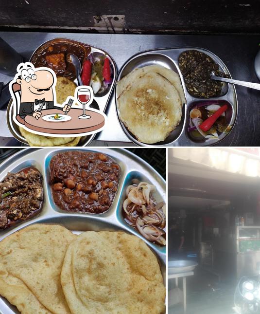 The image of food and exterior at sabri batura shop