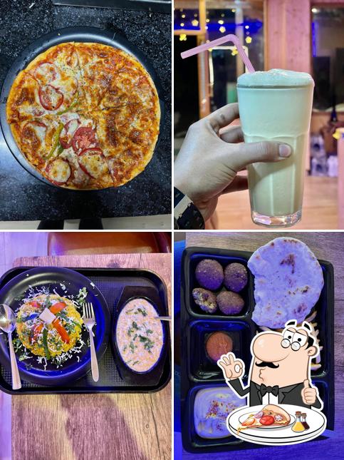 Try out pizza at Rider's Cafe Kasol