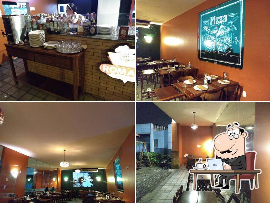 Sente em uma das mesas no Pizzaria Romana