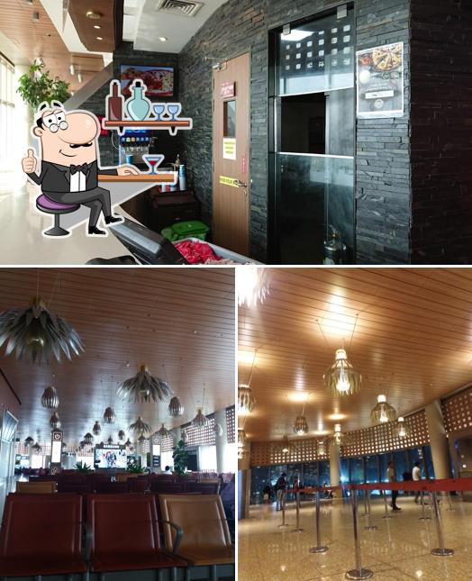 Take a seat at one of the tables at Pizza Hut Chhatrapati Shivaji Domestic Airport, Mumbai