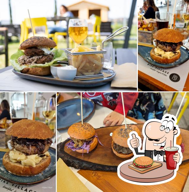 Prenditi un hamburger a Village Lungomonte - Pub, Birreria & Ristoro