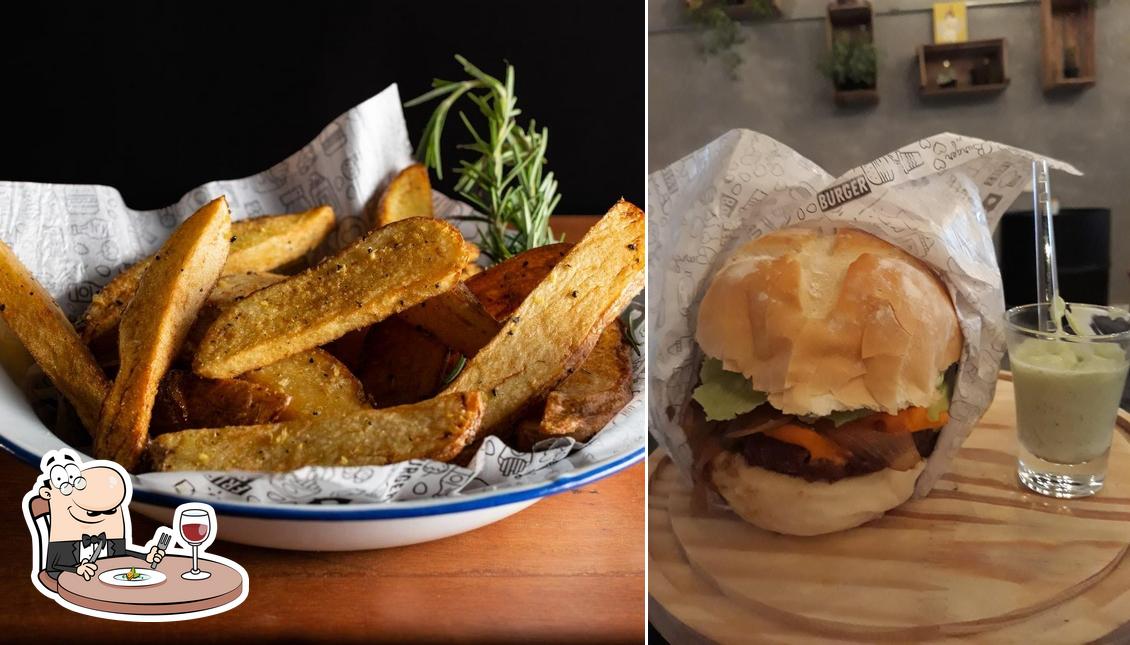 Comida em F.D.P burger e chopp