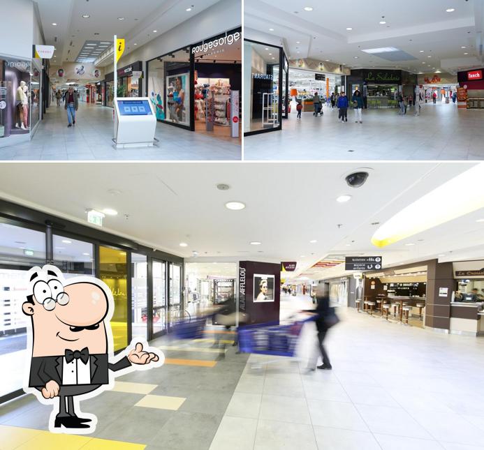 L'intérieur de Centre Commercial Carrefour Nevers Marzy