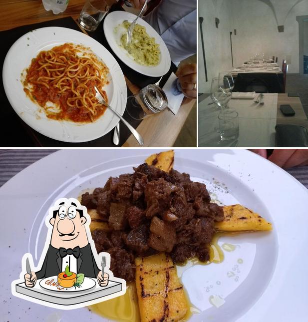 Tra le varie cose da L'osteria Del Fondaco si possono trovare la cibo e tavolo da pranzo