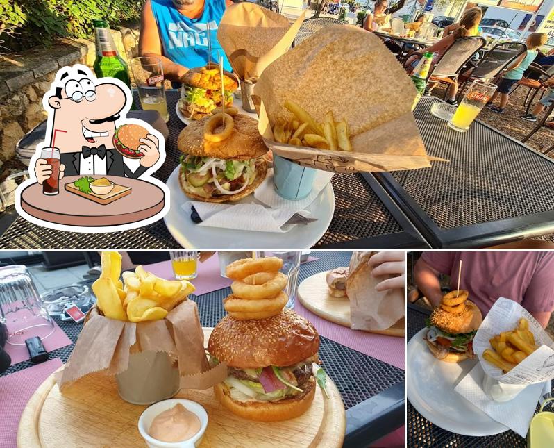 Gli hamburger di Pizza & burger bar d-mol 7 potranno soddisfare molti gusti diversi