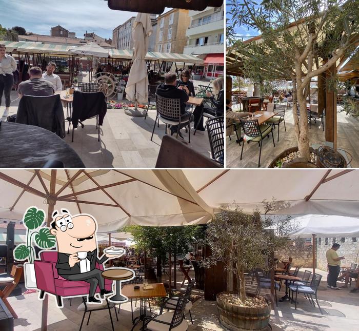 Dai un'occhiata agli interni di Pjaceta bar