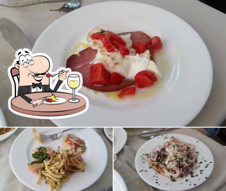 Platti al Ristorante La Nave 1950