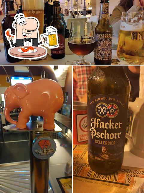 Puoi ordinare un rinfrescante bicchiere di birra chiara o scura