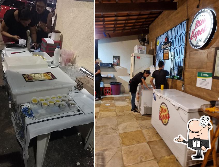 Sente em uma das mesas no Meu Espeto BBQ