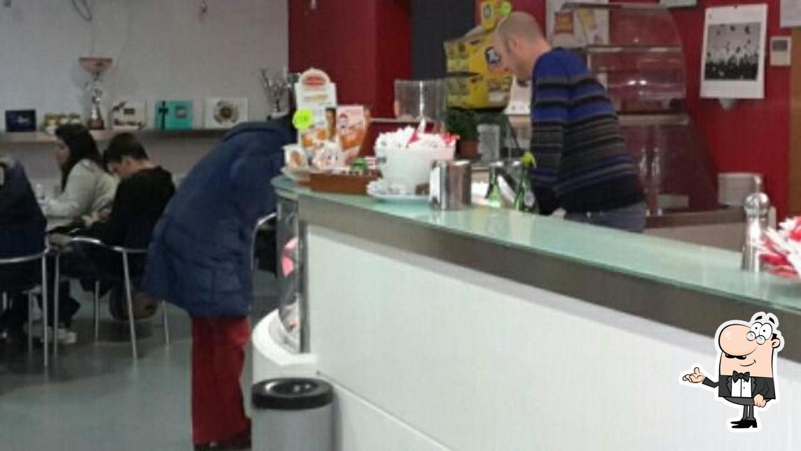 Dai un'occhiata agli interni di Bar Piramide