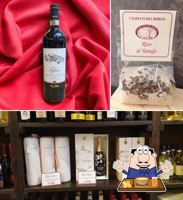 Questa è la immagine che mostra la cibo e vino di Enoteca Tonghini