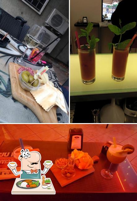 Tra le varie cose da Punto Bar si possono trovare la cibo e bevanda