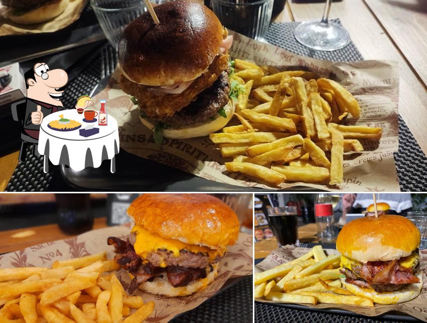 Gustati uno dei tipi di hamburger proposti a Encanto Burger