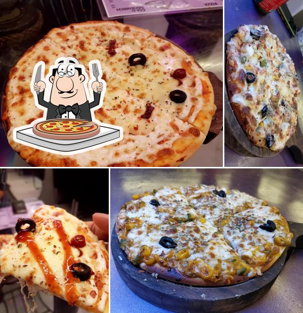 Order pizza at Hubble Bubble Café