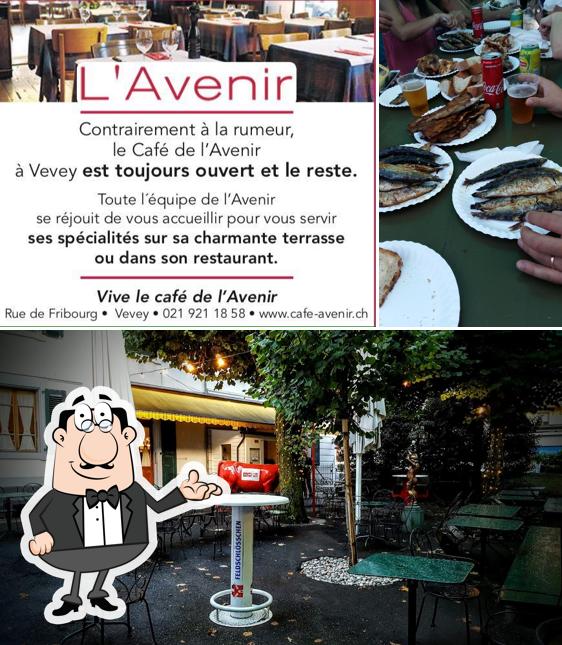 Dai un'occhiata agli interni di Café de L'avenir