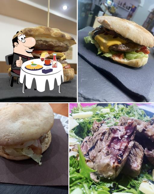 Ordina un hamburger a Mood Lounge Bar