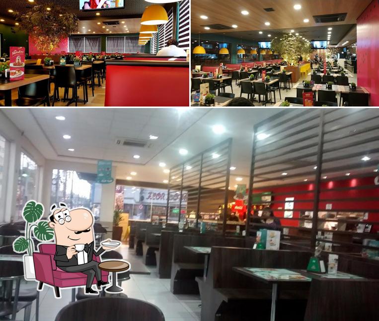 Sente em uma das mesas no Ragazzo! Rudge Ramos