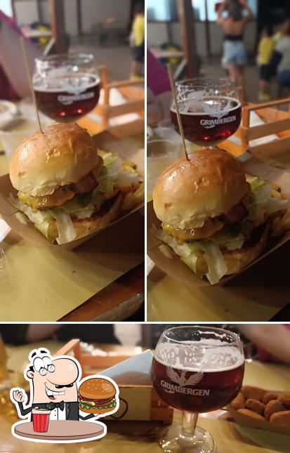 Prenditi un hamburger a Zona Viva
