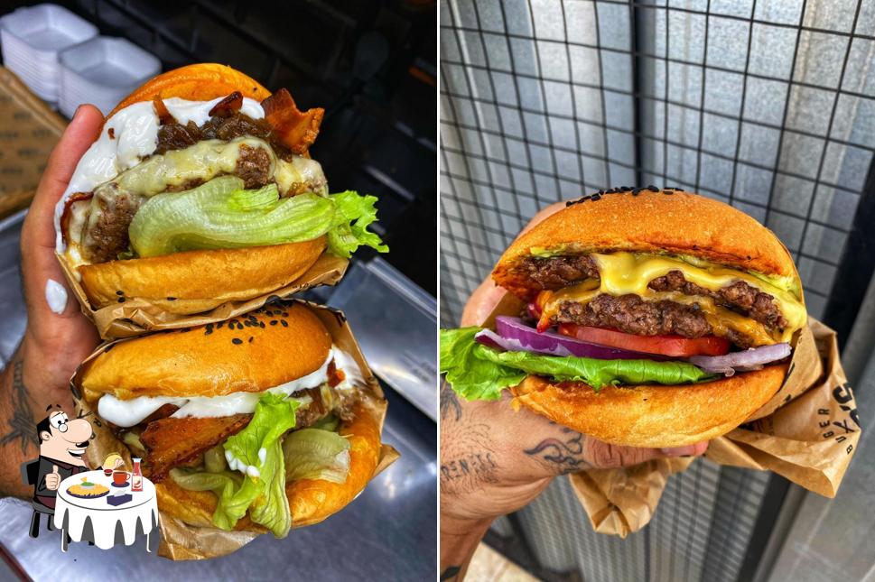 Peça um dos hambúrgueres disponíveis no Burger Rib's