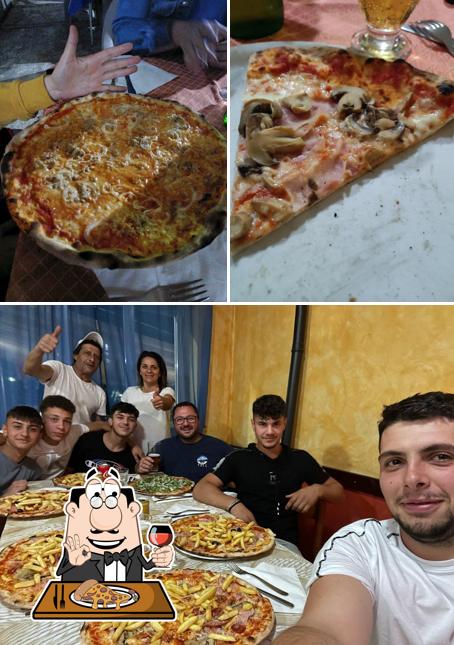 Ordina una pizza a Pizzeria Le Rose di Pandolfi Vincenzo & C