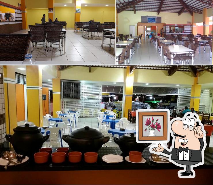 Sente em uma das mesas no Delicias Do Sertão Lanchonete E Restaurante