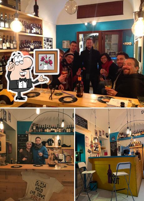 Enoteca Vinile si caratterizza per la interni e bancone da bar