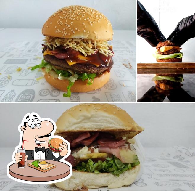 Experimente um dos hambúrgueres oferecidos no GR GRILL Hamburgueria Artesanal