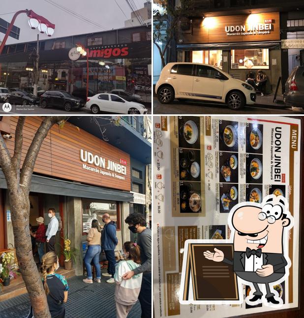 Você pode espairecer no na área externa do Udon Jinbei