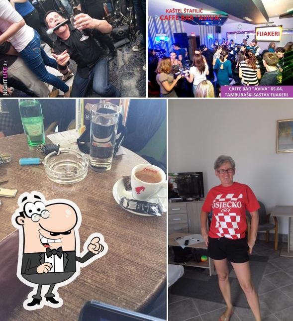 Siediti a un tavolo di Cafe Aviva