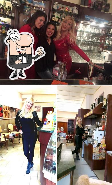 Questa è la immagine che mostra la interni e bancone da bar di Bar Caffè Cavour