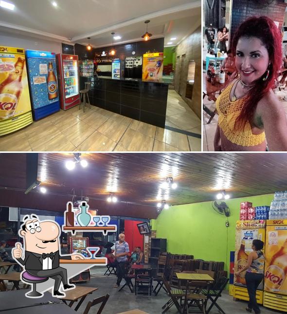 Sente em uma das mesas no Bar do Wallace