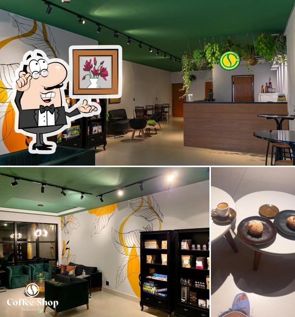 Sente em uma das mesas no Coffee Shop Indaiatuba