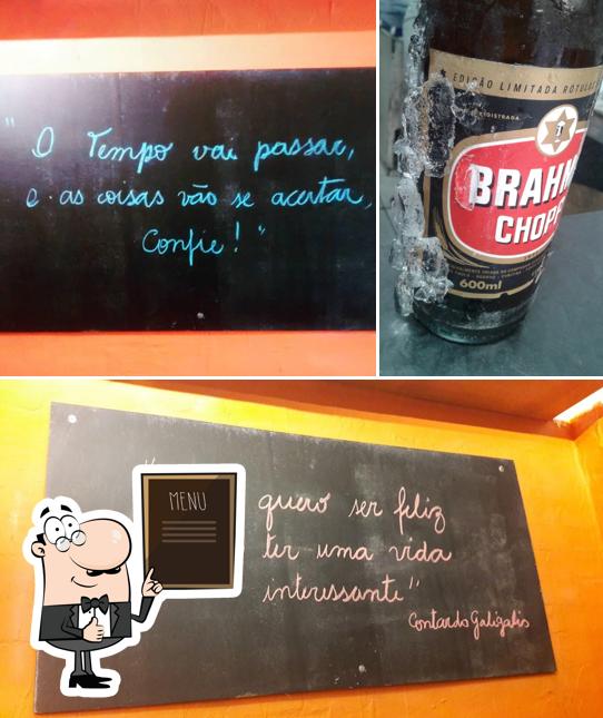 O Frederico Bar se destaca pelo quadro-negro e cerveja