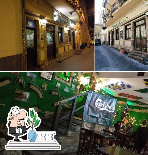 Questa è la foto che presenta la esterno e interni di Shamrock Irish Pub
