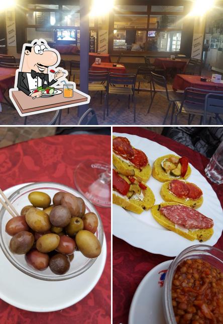 Guarda la immagine che raffigura la cibo e interni di Caffé Italia