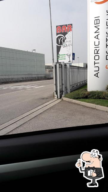 Guarda la foto di black&white bar