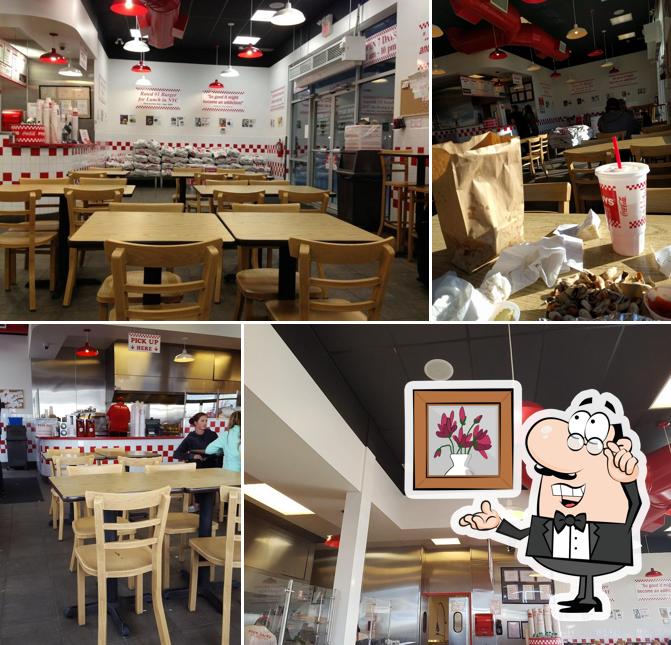 Installez-vous à l'une des tables de Five Guys